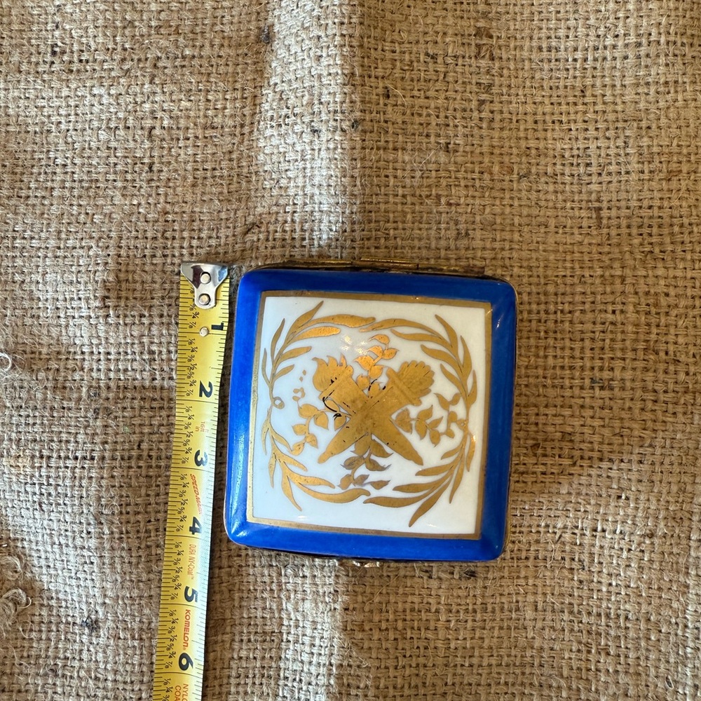 Vintage French porcelain painted trinket box - Picture 3 of 4